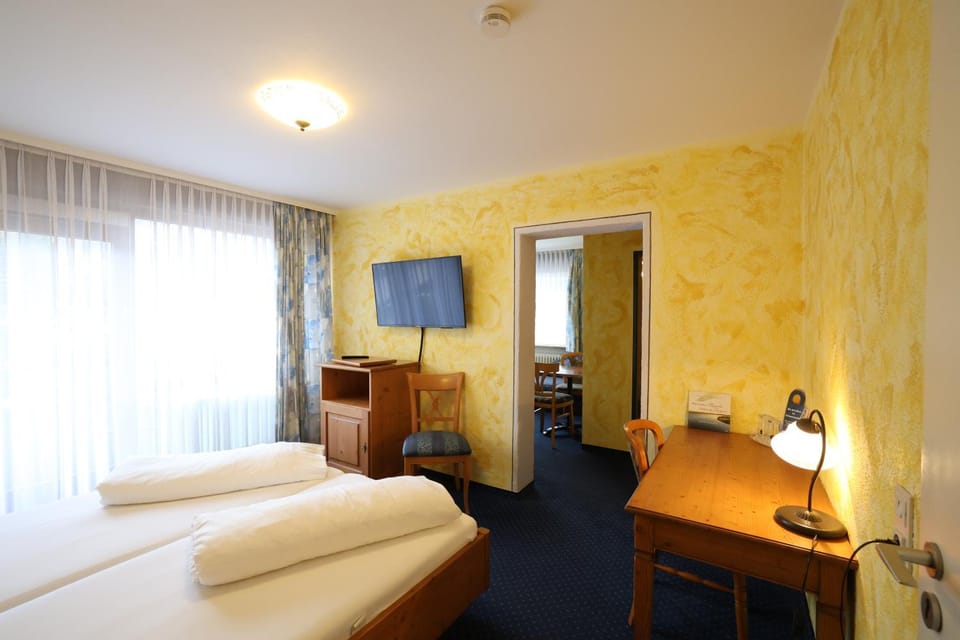 Bed, TV and multimedia, Photo of the whole room, Bedroom