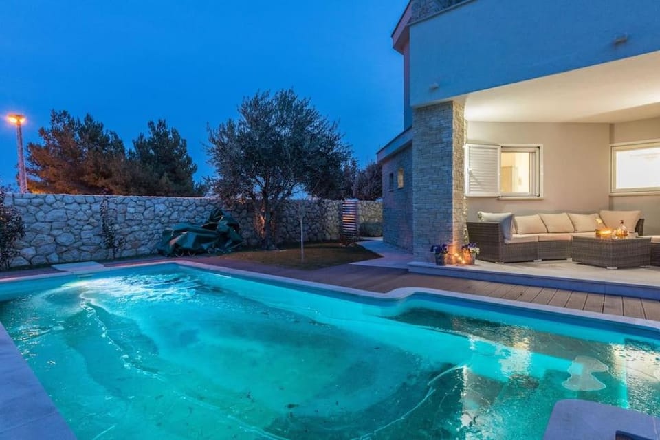 Property building, Swimming pool, Swimming pool