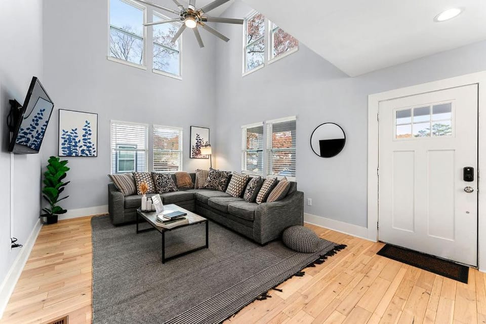 Large Modern Home Centrally located With Hot Tub House in Atlanta