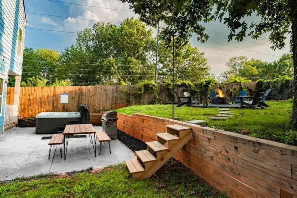 Large Modern Home Centrally located With Hot Tub House in Atlanta