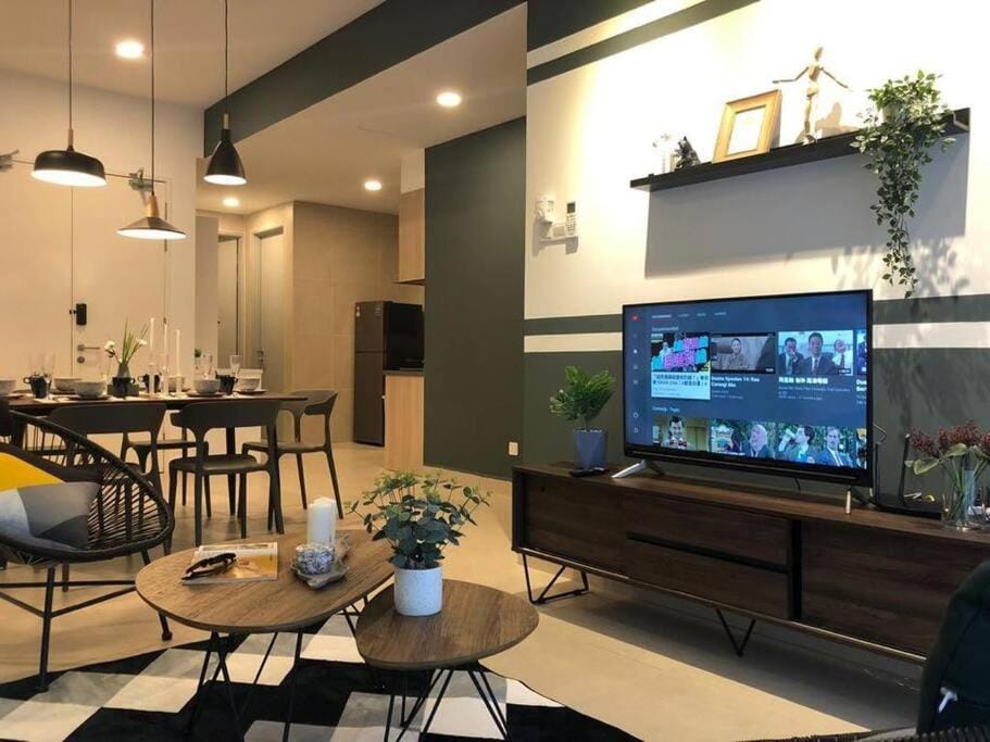 Communal lounge/ TV room, TV and multimedia, Living room, Seating area, Dining area, Evening entertainment