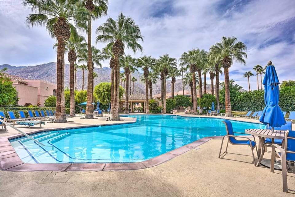 Condo w/ Patio, Walk to Downtown Palm Springs! House in Palm Springs
