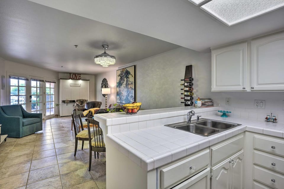 Condo w/ Patio, Walk to Downtown Palm Springs! House in Palm Springs