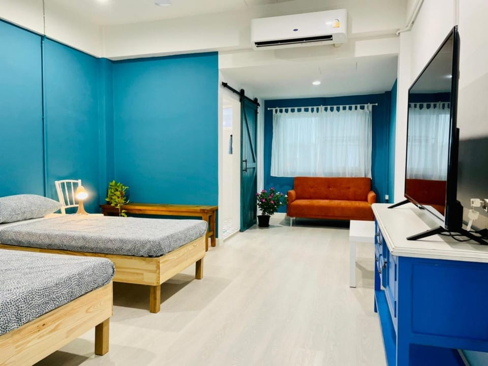 Grasshopper Bed and Cafe Bed and Breakfast in Bangkok