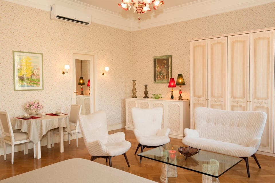 Seating area, Area and facilities, Breakfast, Italian breakfast, hair dresser, wardrobe, air conditioner