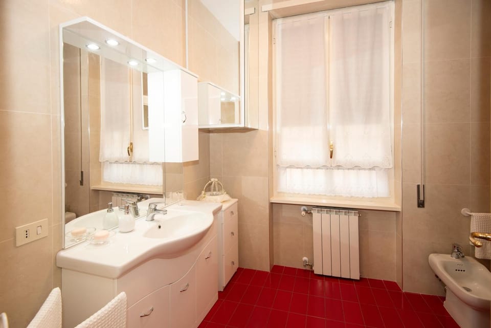 Shower, Toilet, Bathroom, bidet, heating, internet, towels