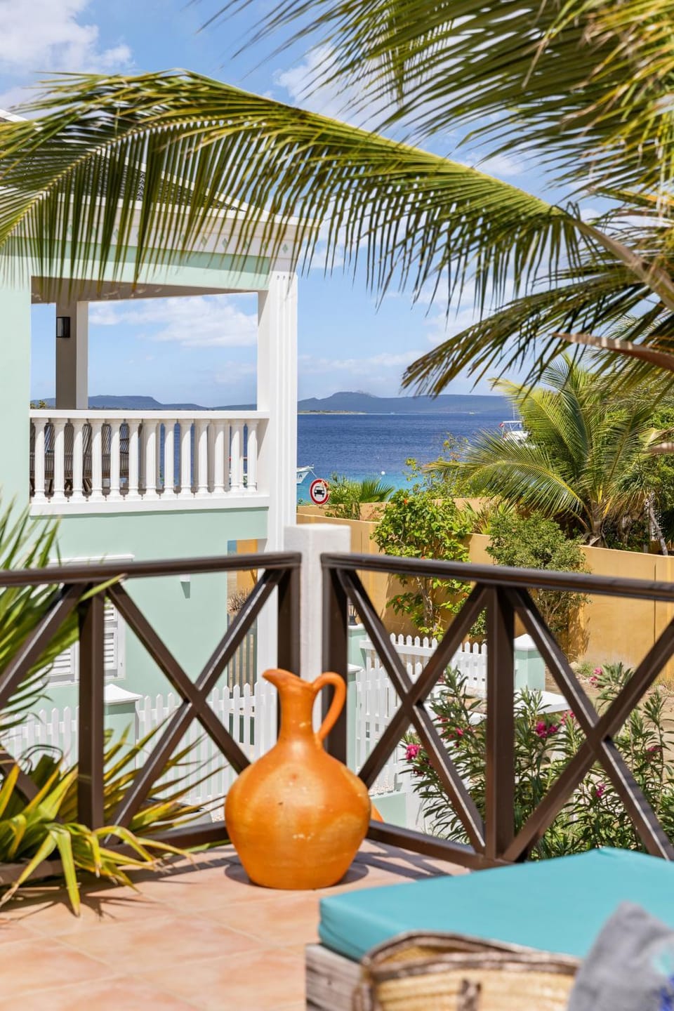 Patio, Sea view, Location