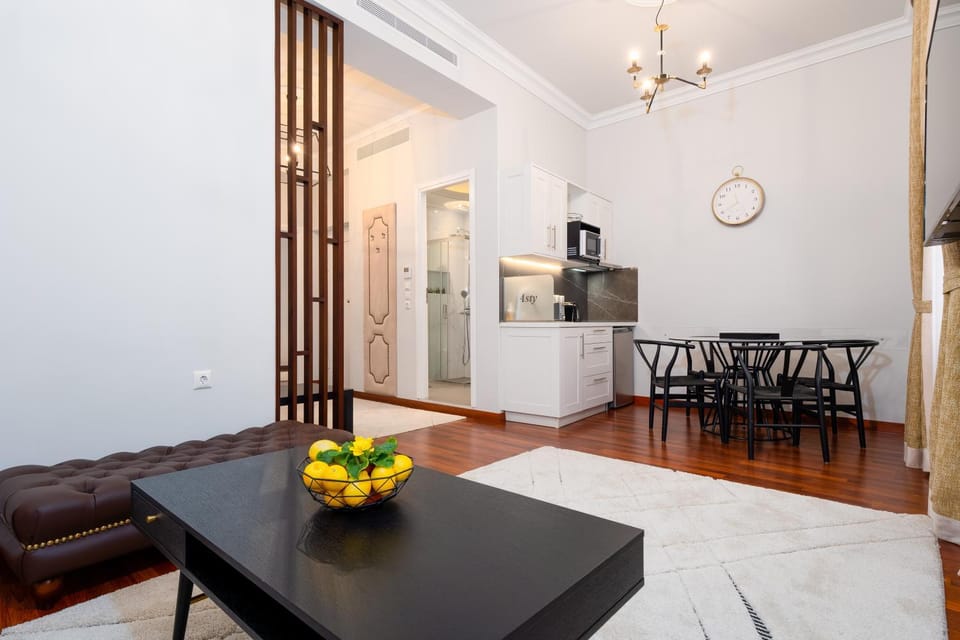 Kitchen or kitchenette, Dining area, minibar