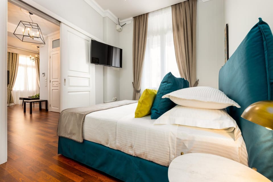 Bed, TV and multimedia, Photo of the whole room