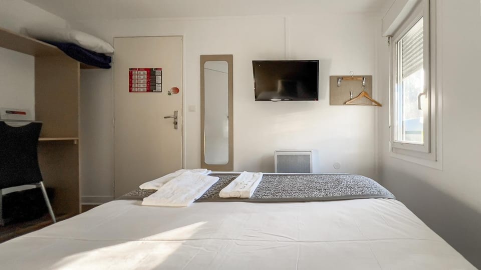 Bed, TV and multimedia, Photo of the whole room, Bedroom, towels