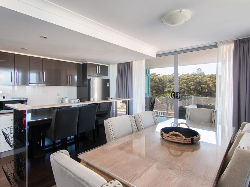 Kitchen or kitchenette, Seating area, Dining area