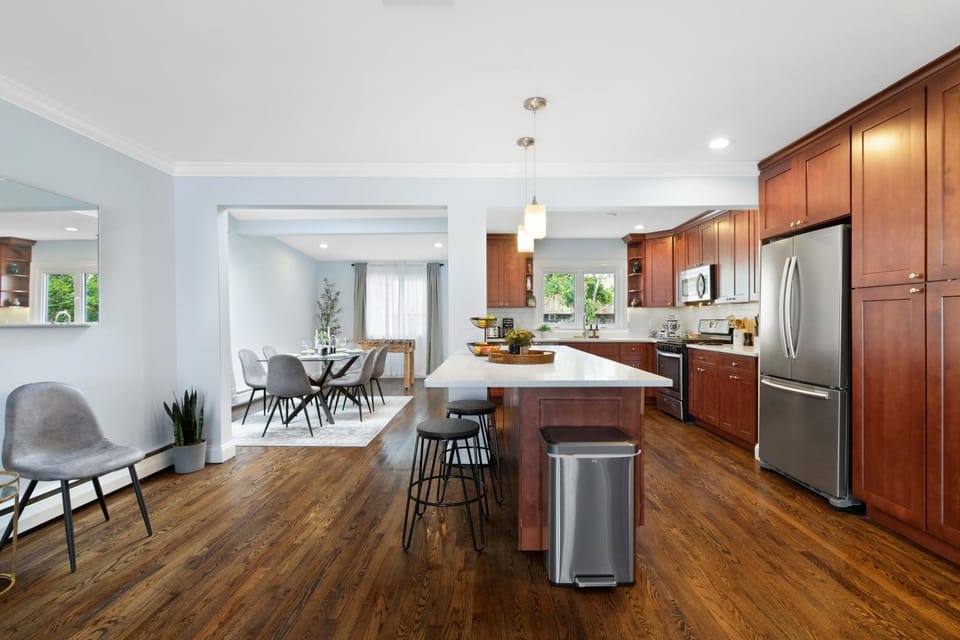 Kitchen or kitchenette, Seating area, Dining area