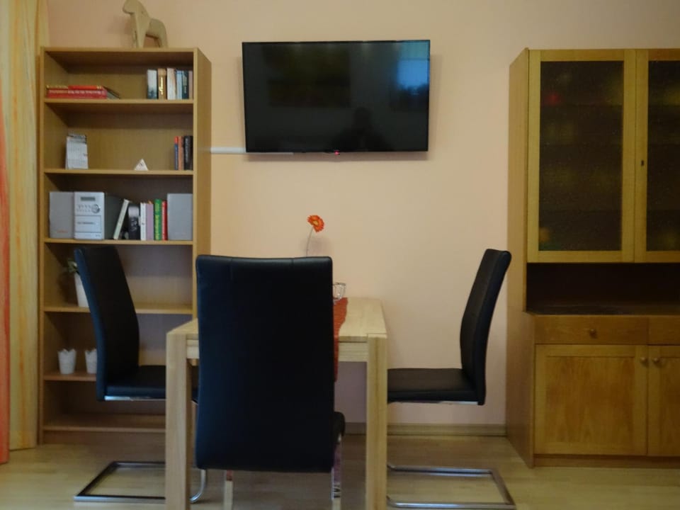 Food close-up, Living room, Photo of the whole room, Decorative detail, Food