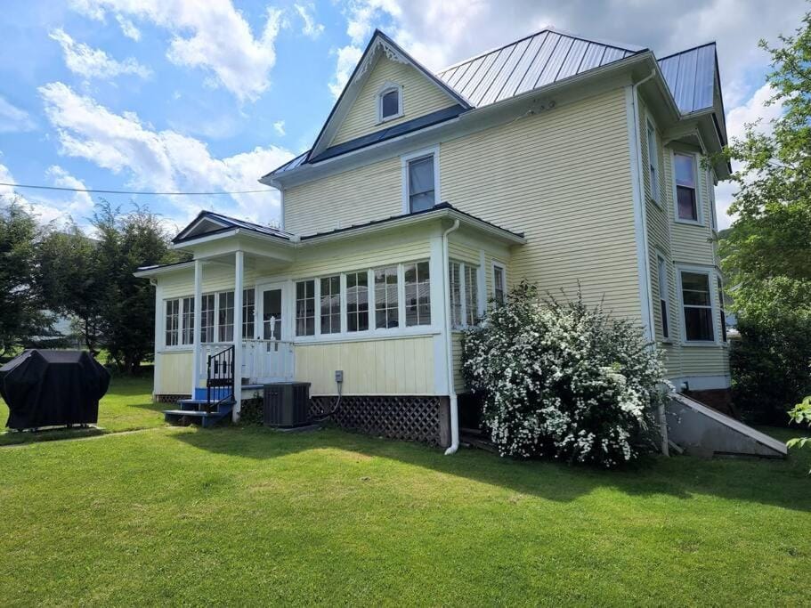 BaseCampWV-Durbin. Spacious 4 bedroom house w/yard House in Shenandoah Valley