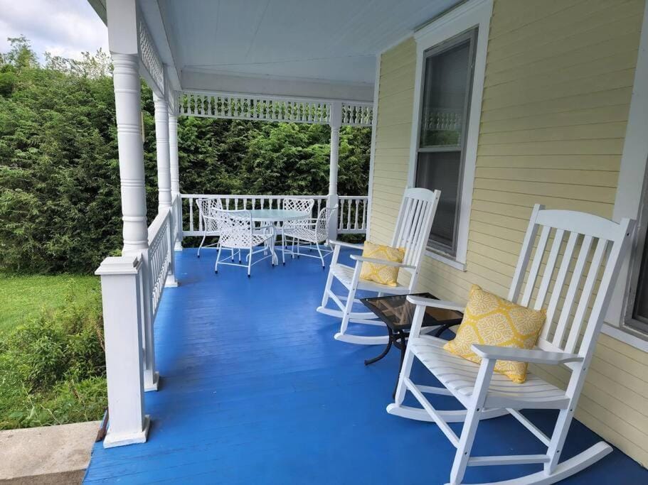 BaseCampWV-Durbin. Spacious 4 bedroom house w/yard House in Shenandoah Valley