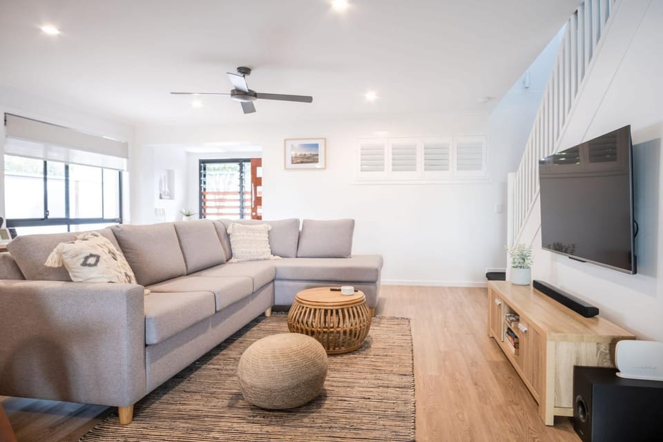 TV and multimedia, Living room, Seating area, Evening entertainment