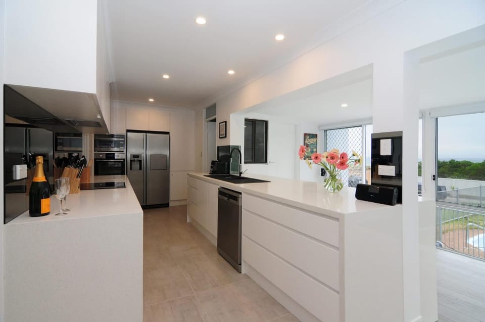 Bella Blu Beach House - direct beach access House in Vincentia