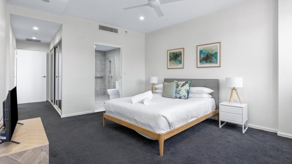 Bed, TV and multimedia, Bedroom