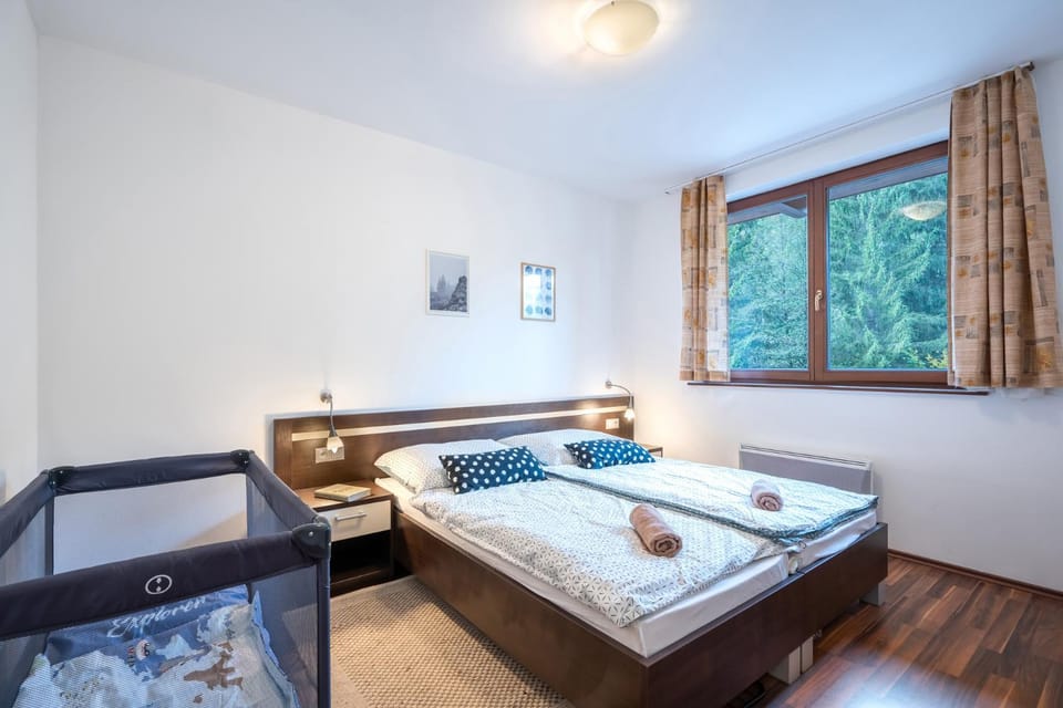Bedroom, cot