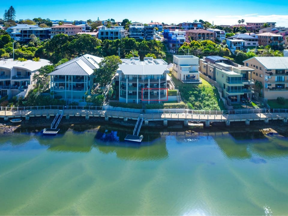 Property building, Nearby landmark, Day, Neighbourhood, Natural landscape, Bird's eye view, River view, Sea view, Location