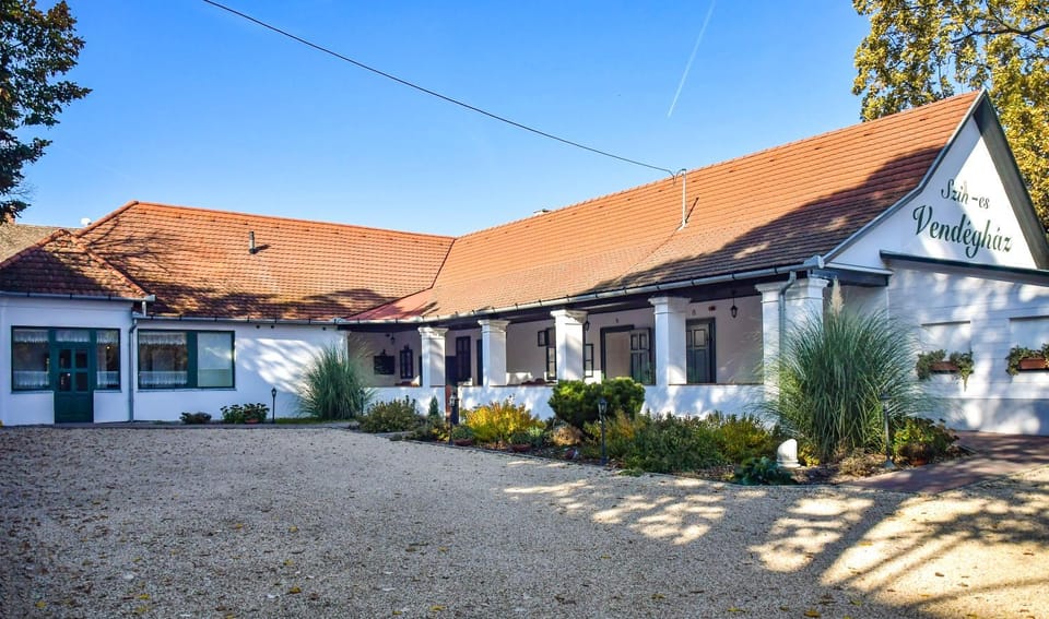 Szin-es Vendeghaz Bed and Breakfast in Hungary