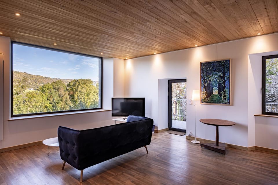 TV and multimedia, Living room, Seating area, Mountain view