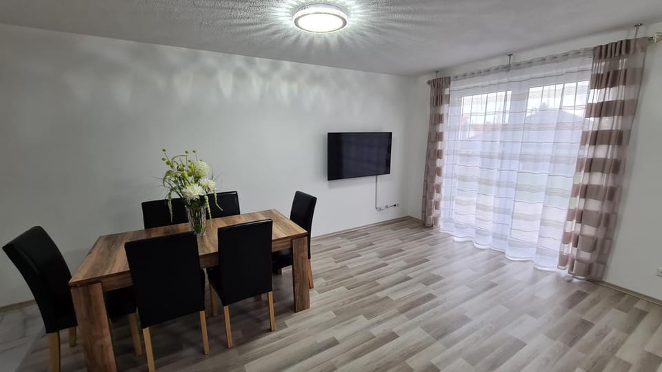 TV and multimedia, Living room, Dining area