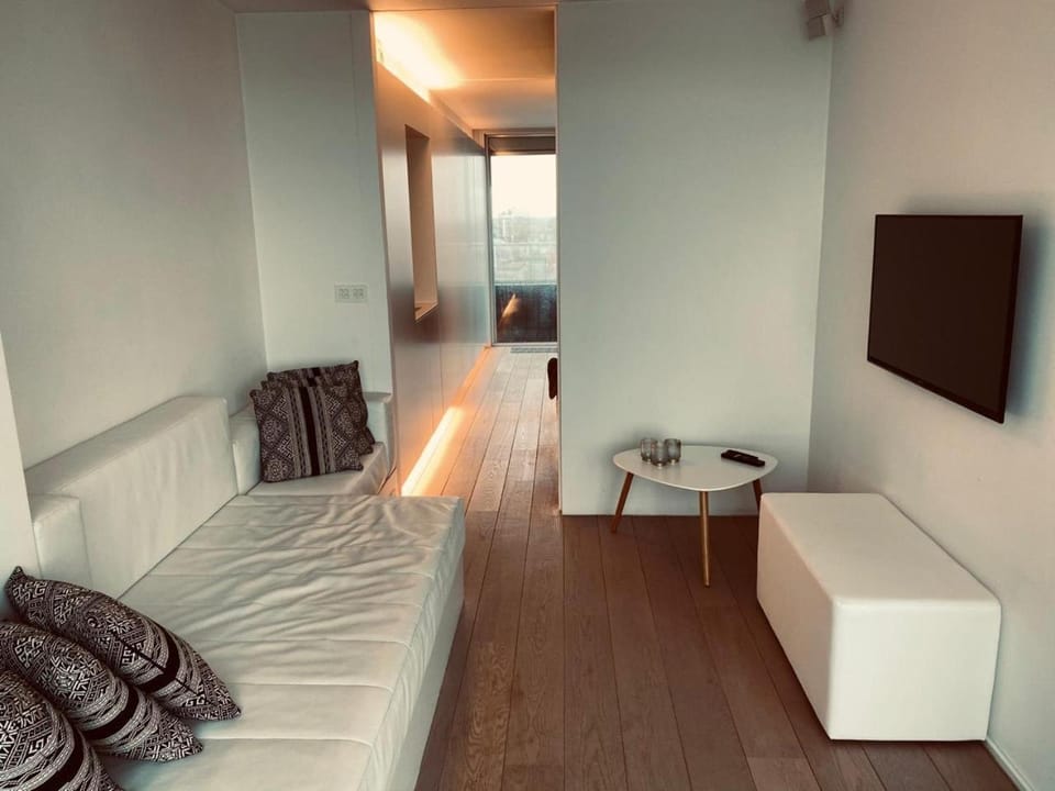 TV and multimedia, Living room, Seating area, Sea view
