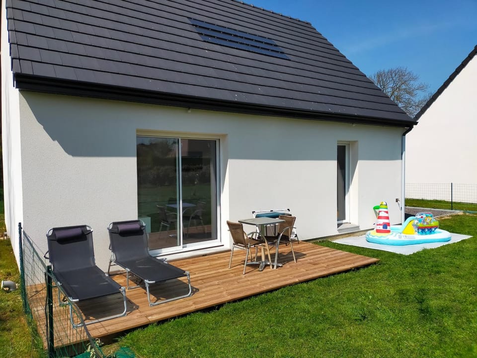 Property building, Patio, Facade/entrance, Garden