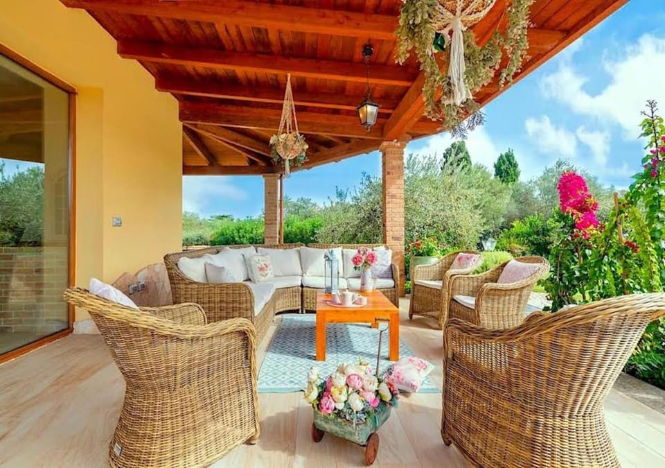 VILLA DOLORES , with a spectacular swimming pool with hydromassage and a big garden for the children - IUN S3325 Villa in Sardinia