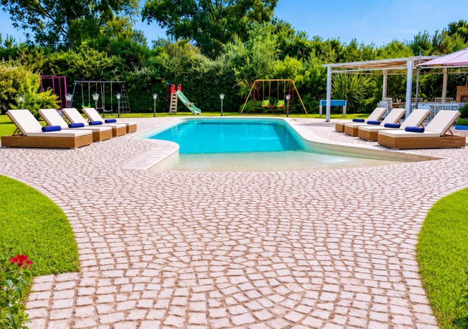 VILLA DOLORES , with a spectacular swimming pool with hydromassage and a big garden for the children - IUN S3325 Villa in Sardinia