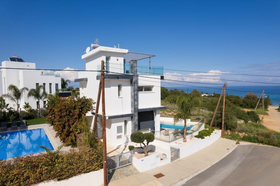 Property building, Sea view, Swimming pool