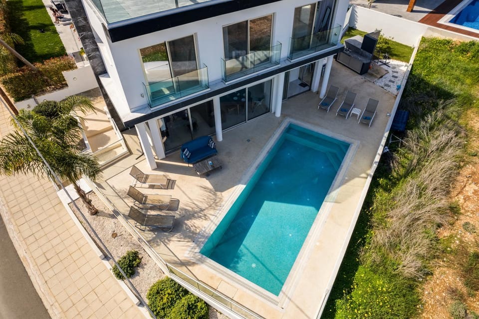 Property building, Balcony/Terrace, Pool view, Swimming pool, sunbed