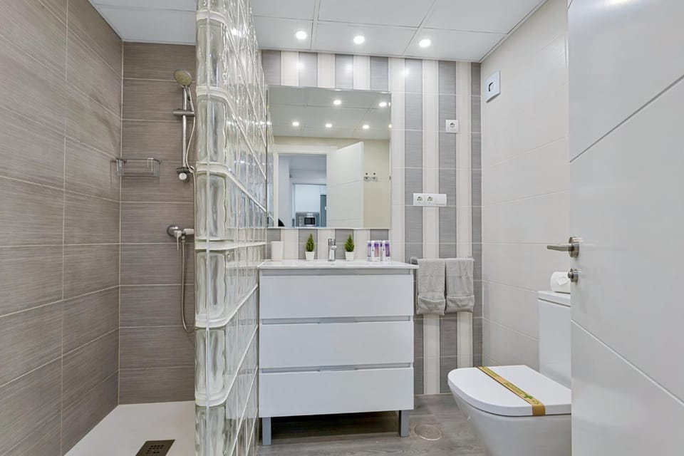 Shower, Toilet, Bathroom, towels