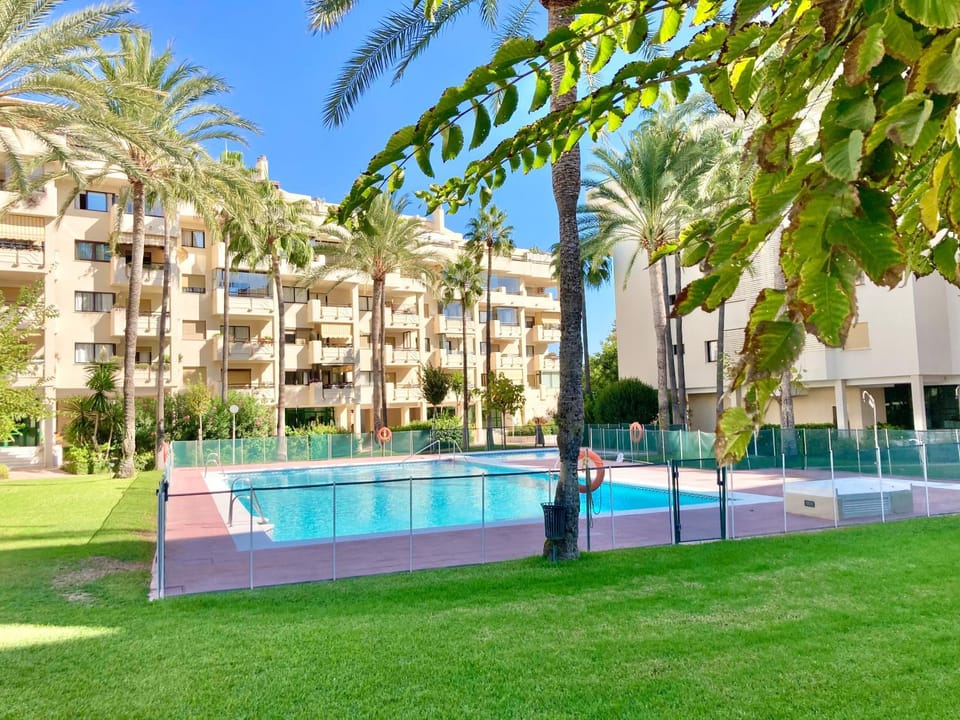Property building, Day, Garden, Swimming pool