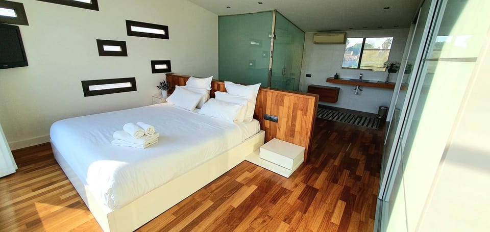 Bed, Photo of the whole room, Bedroom
