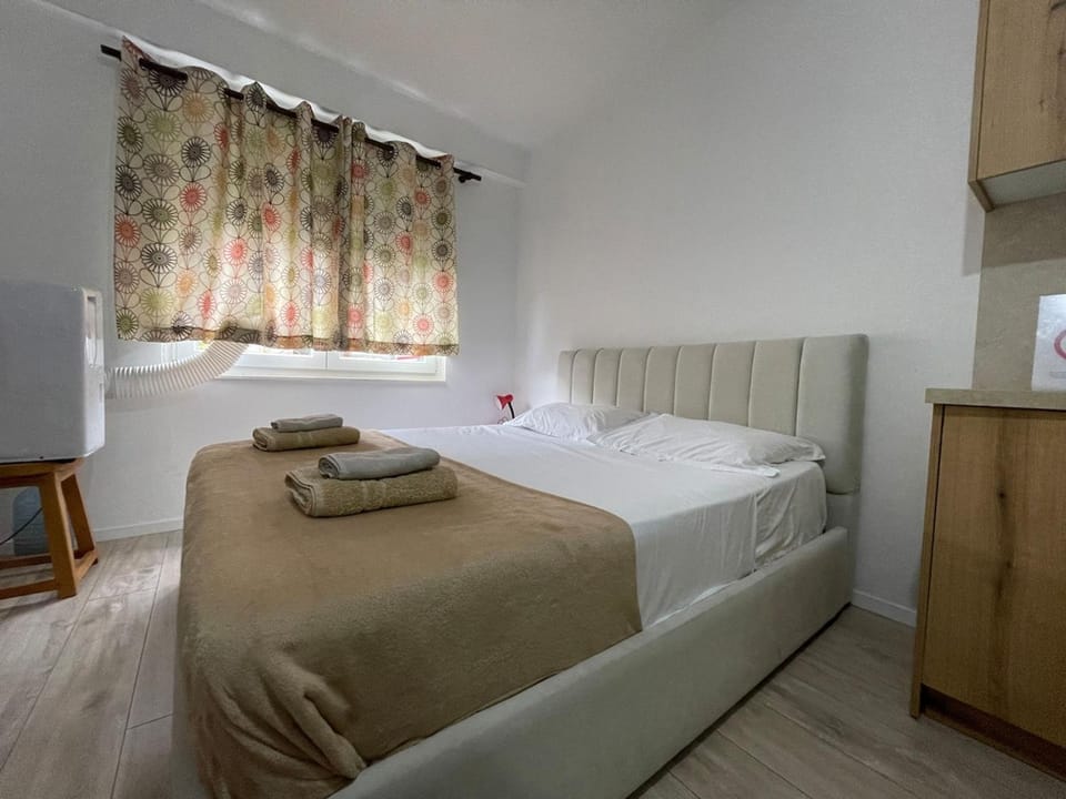 Photo of the whole room, Bedroom, towels