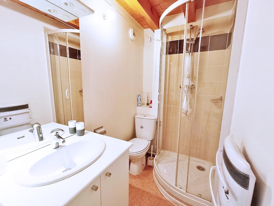 Shower, Toilet, Bathroom
