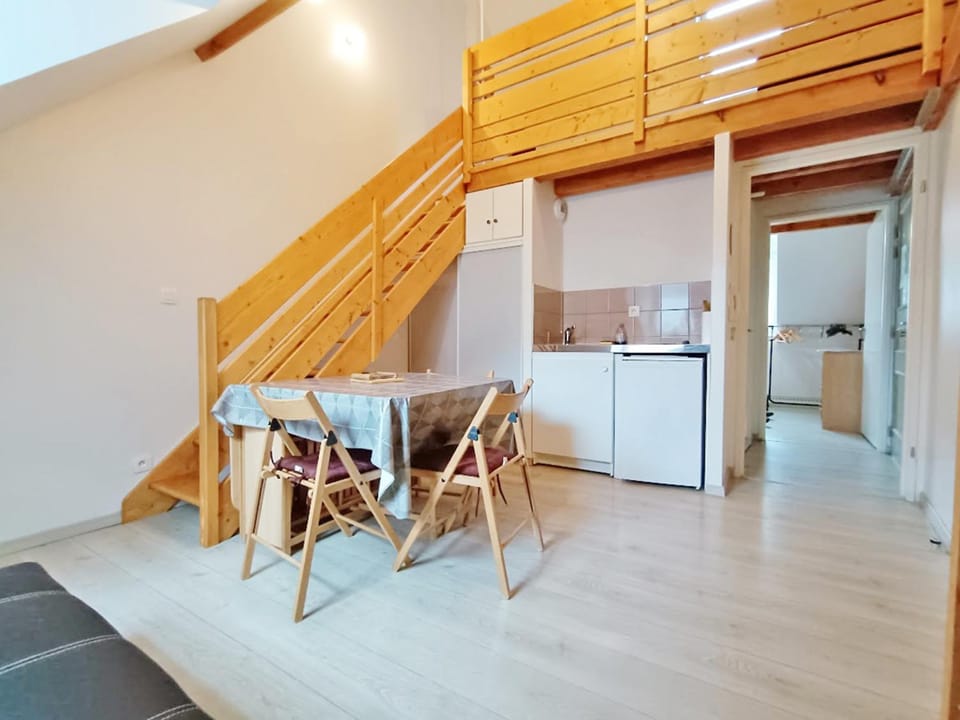 Kitchen or kitchenette, Dining area, stove