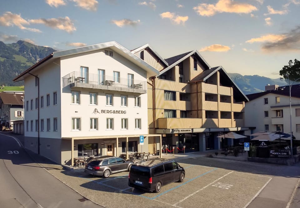 Property building, Day, Neighbourhood, Natural landscape, Mountain view, Street view, Location, Parking