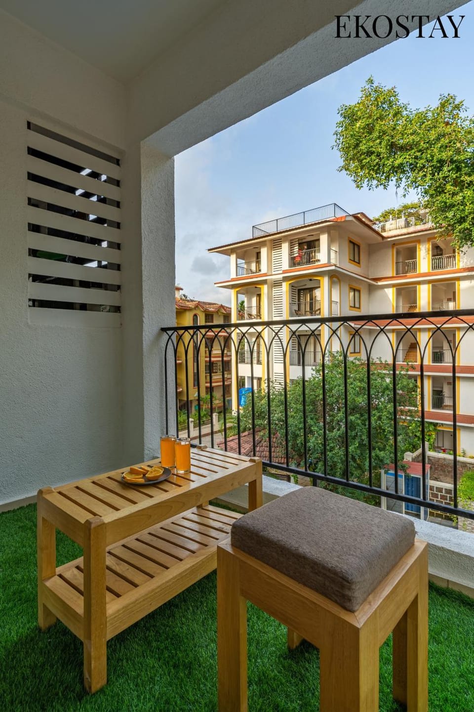 Property building, Patio, Day, Garden, View (from property/room), Balcony/Terrace, Living room, Seating area, Dining area, Garden view, sunbed