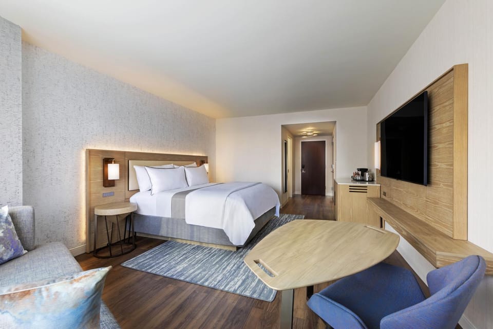 Bed, TV and multimedia, Photo of the whole room, Bedroom