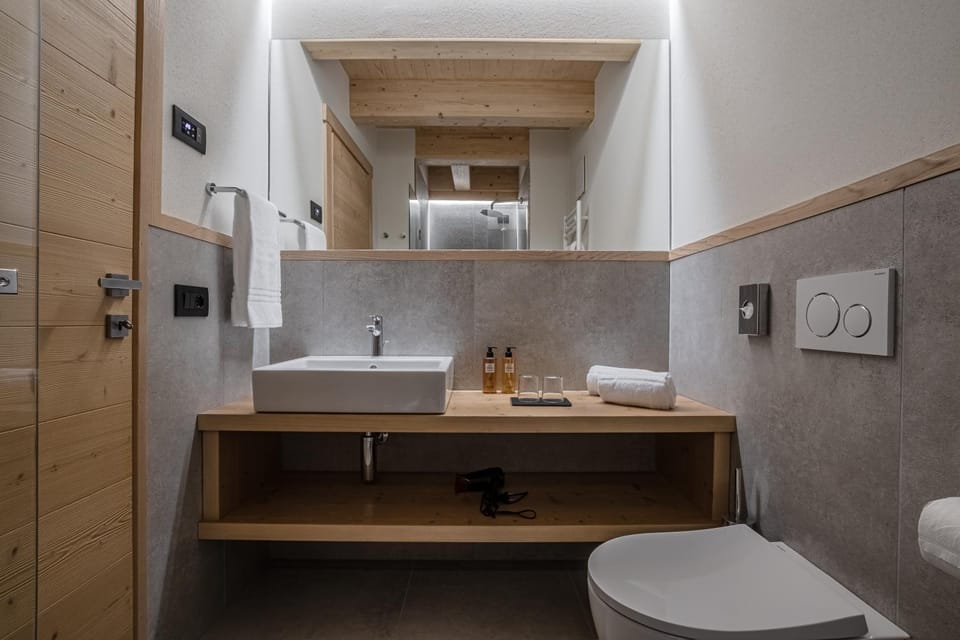 Toilet, Bathroom, towels