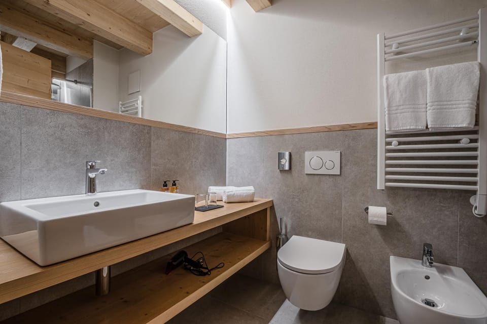 Toilet, Bathroom, bidet, towels
