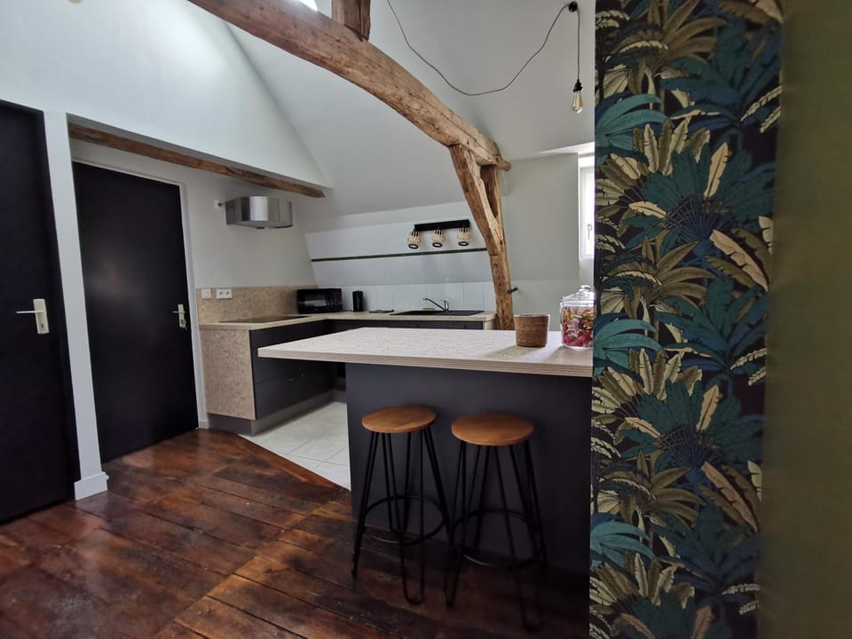 Kitchen or kitchenette, Dining area, minibar, stove