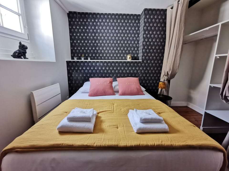 Bed, Photo of the whole room, Bedroom, towels