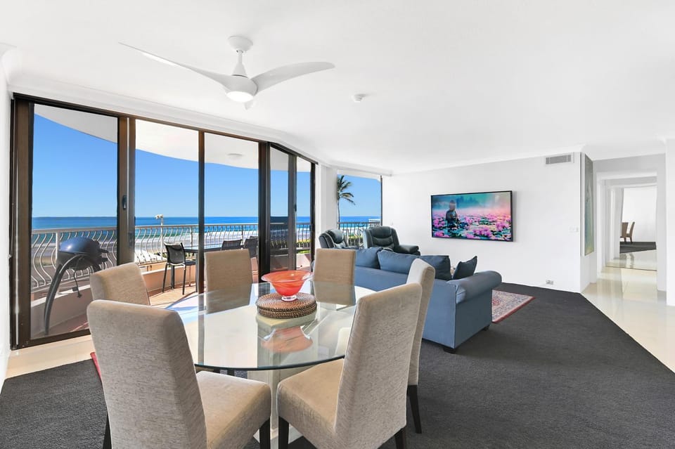 Natural landscape, TV and multimedia, Living room, Seating area, Dining area, Evening entertainment, Sea view