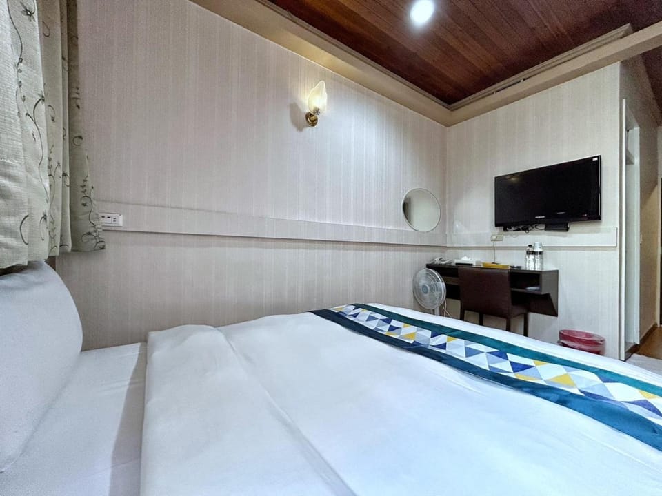 Property building, Bed, TV and multimedia, Bedroom