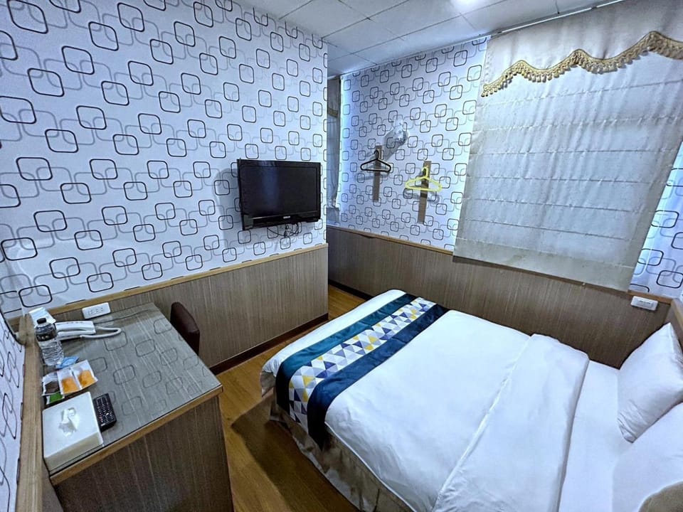 Property building, Bed, TV and multimedia, Photo of the whole room, Bedroom