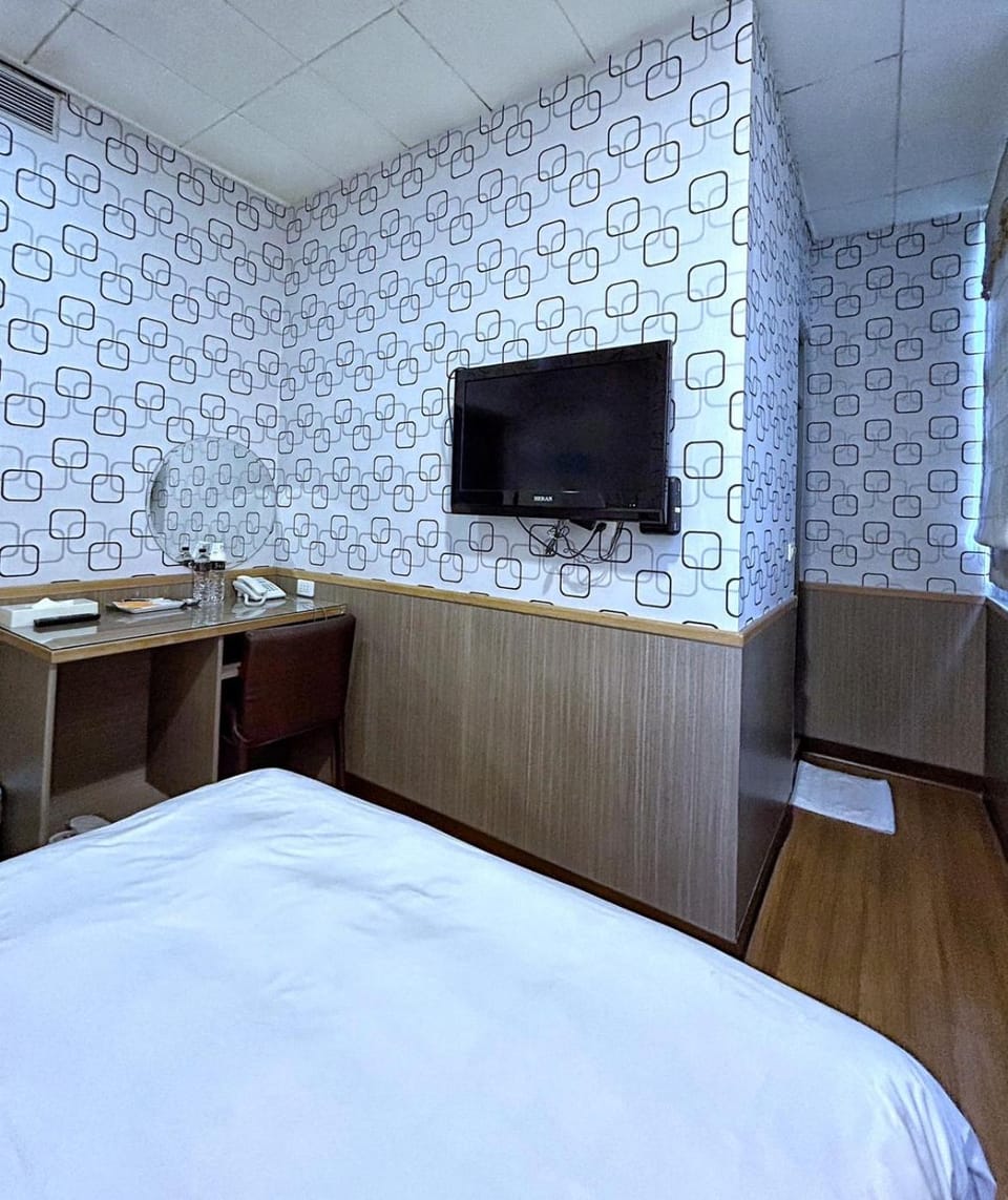 Bed, TV and multimedia, Photo of the whole room, Bedroom